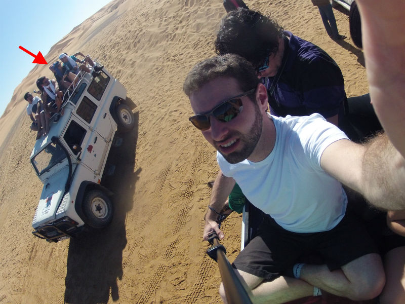 Gui e Joice em Jeep no Deserto do Saara