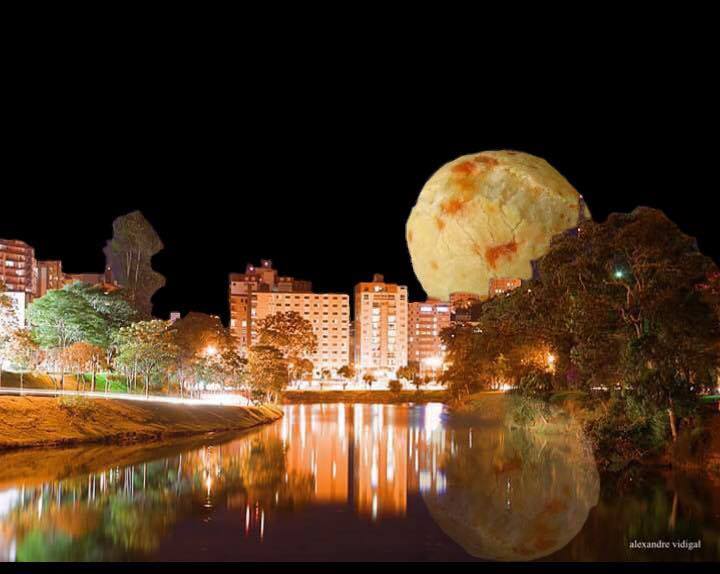 Pão de queijo no lugar da lua em uma noite de luar